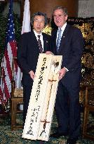 Koizumi gives whistling arrow to Bush